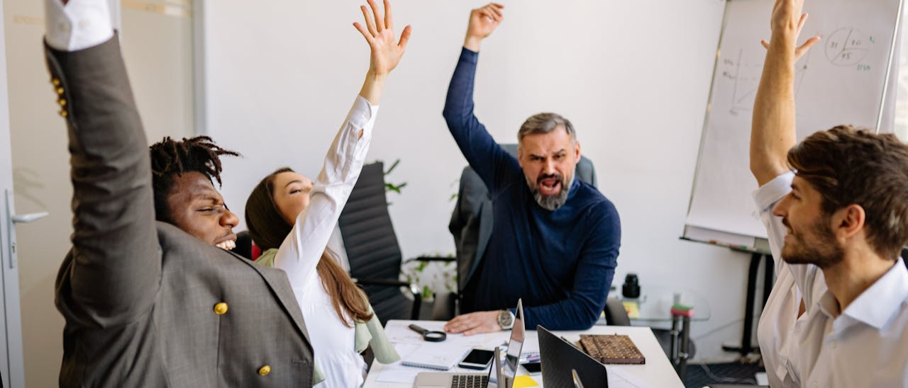 Pessoas felizes trabalhando em grupo