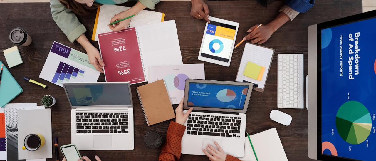 pessoas trabalhando em equipe em uma mesa